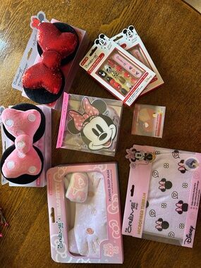 Disney Pink Minnie Mouse Sleep Mask & Accessories Set